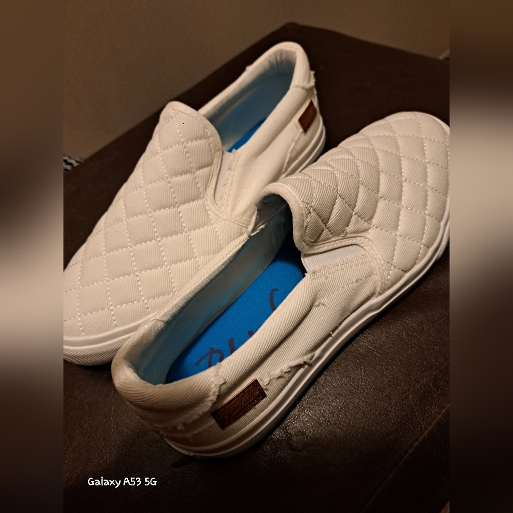 NWOT BLOWFISH press sneaker in white